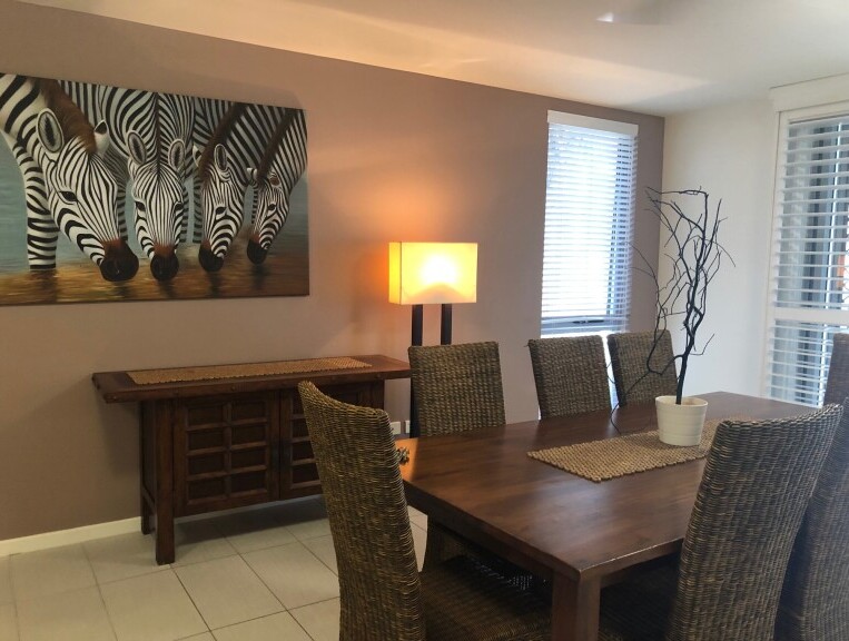 villa 10 dining 1